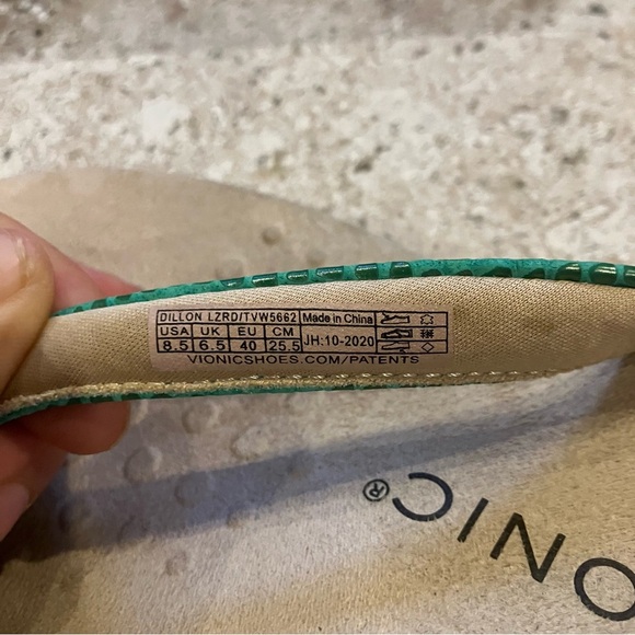 Women's Vionic Dillon Green Lizard Leather Flipflop Sandals (8.5) - Picture 4 of 10